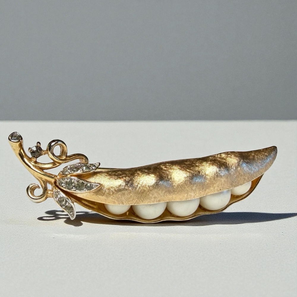 Trifari 1966’s “Jewels of the Sea” Pea Pod Brooch/Pin